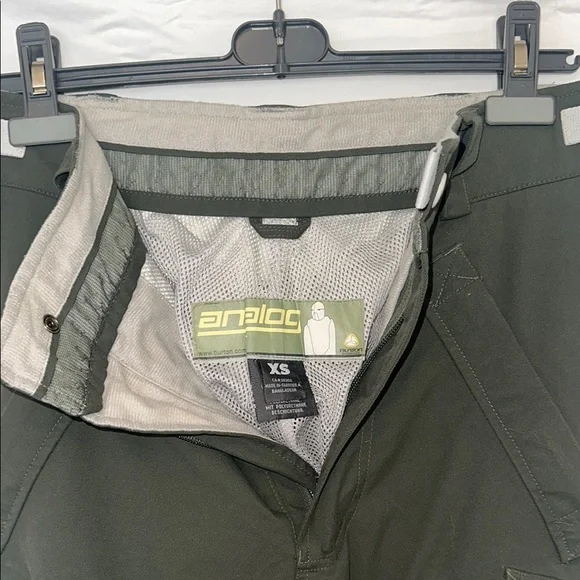 Men’s Olive Green Insulated Snowboarding Cargo Pants/Shorts. Analog. Size XS.